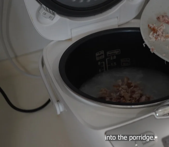 Add 2/3 of the fish pieces to the porridge.