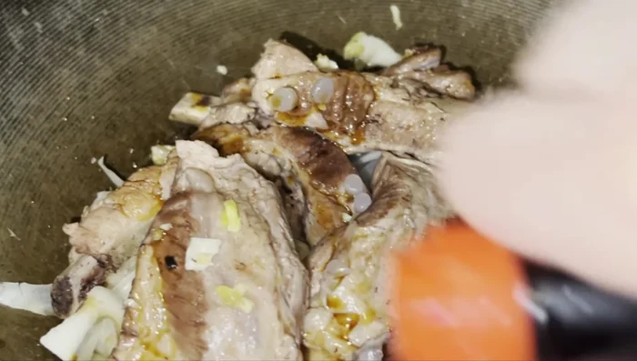 Add light soy sauce, dark soy sauce, pork bone broth, a dash of sea salt, and a dash of sugar. Stir well.