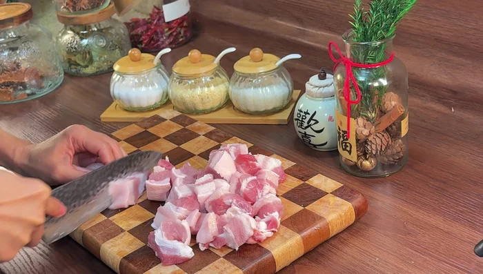 Prepare the pork: Cut the pork belly into bite-sized pieces. Soak them in water with a tablespoon of salt for 10 minutes to remove impurities.