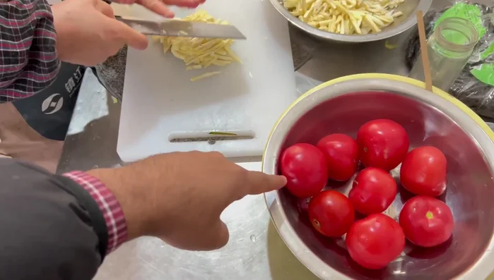 Prepare the bamboo root and tomato soup: Combine chopped bamboo root and tomatoes (416.16). Add eggs (594.399).