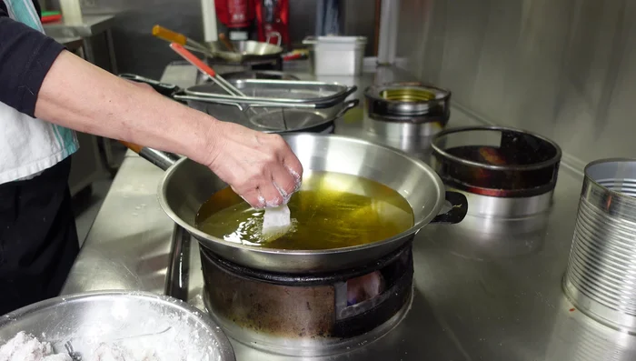 Heat oil in the wok. Fry the squid until golden brown and crispy. (263.4)