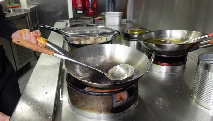 In the same wok, quickly fry the squid again with the seasoning mixture. (371.36)