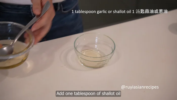 Prepare the sauce: Mix shallot oil (or garlic oil), light soy sauce, and sugar in a bowl.