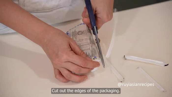Prepare the tofu: Cut off the edges of the packaging, rinse with water, and gently press to release excess water. Cut into 1cm thick cubes. Optionally, arrange the tofu cubes in an S-shape.