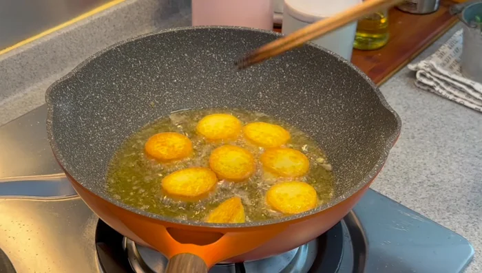 Remove the pan-fried tofu from the heat. Gently remove the tofu; do not turn off the heat immediately to avoid oil splattering.