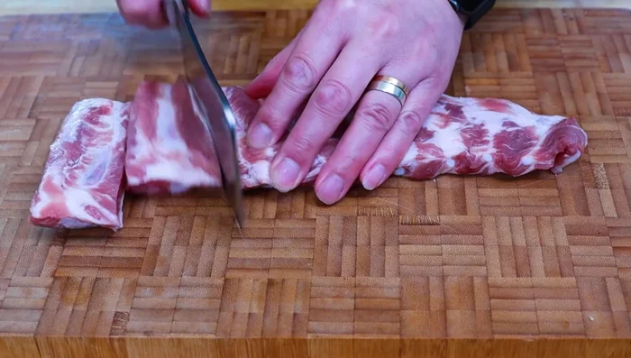 Cut the pork ribs into appropriate sizes. Cut the thinner ends more chunky.