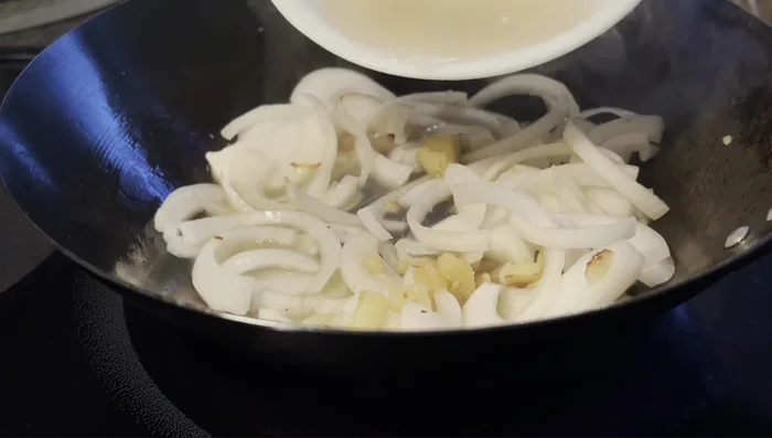 Add chicken broth, soy sauce, oyster sauce and bring to a boil.