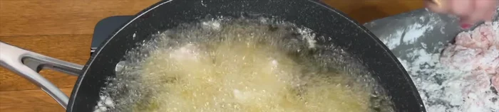 Deep fry the chicken in vegetable oil at 180°C (360°F) until piping hot and slightly crispy. Remove and drain on kitchen roll for 20 minutes.