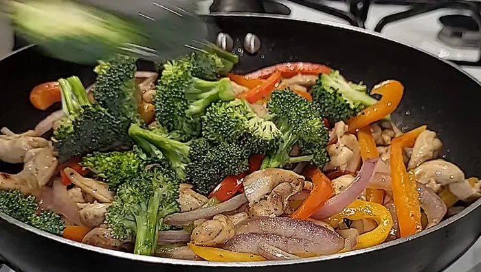 Add broccoli and saute for 30 seconds.