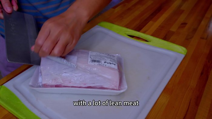 Choose a pork loin with plenty of lean meat. Remove the skin and fat, then slice it into 1cm thick pieces.