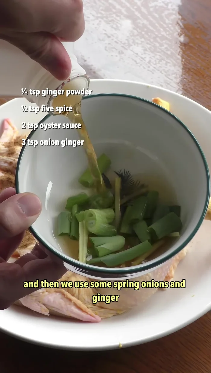 Mix the spring onions and ginger with Chinese cooking wine, squeezing out the juice and pouring it over the chicken.
