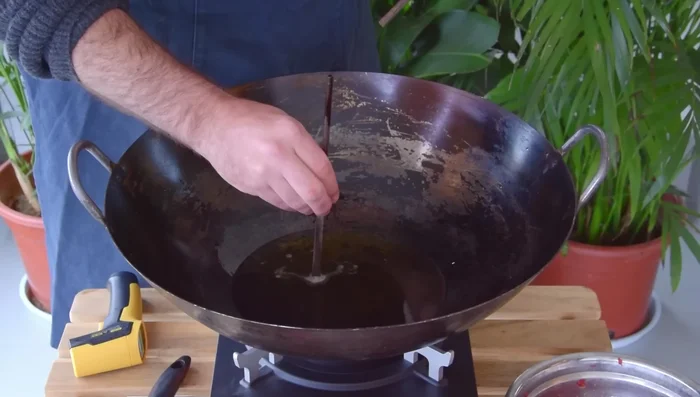 Shallow fry beef: Heat oil in a pan over high heat until bubbling. Add beef and fry until cooked through. Remove and drain. (227.28)