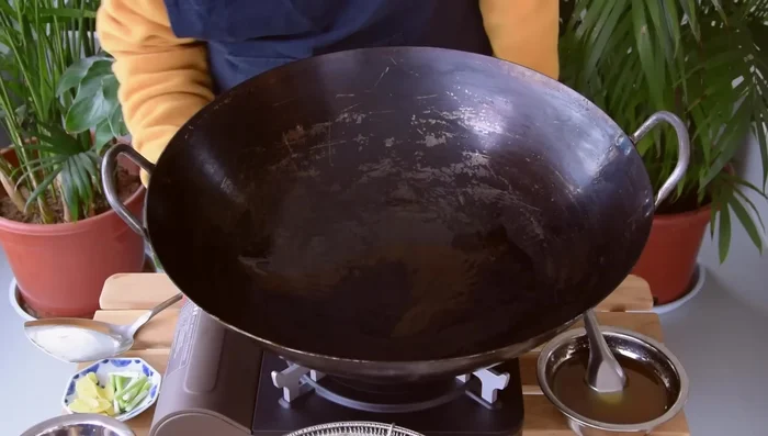 Stir-fry for beef dish: Heat beef frying oil in a pan. Add sliced ginger and white parts of scallions and stir-fry until fragrant. (243.12)