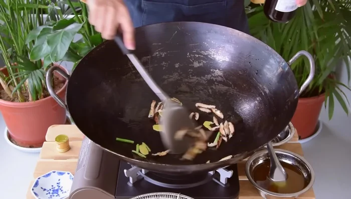 Add shiitake mushrooms, stir-fry until fragrant. Add Shaoxing wine. (251.76)