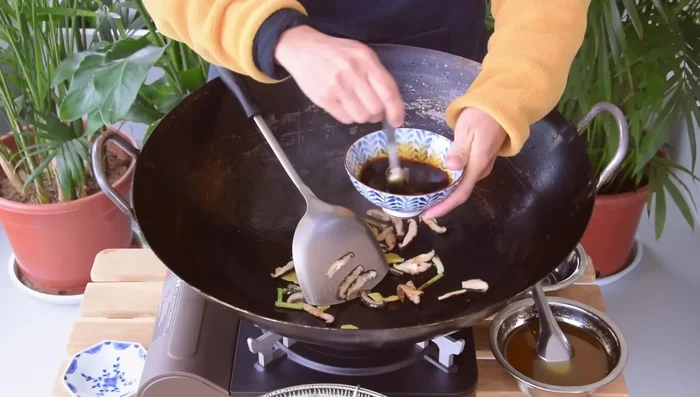 Add oyster sauce, simmer, and thicken with cornstarch slurry. (263.52)