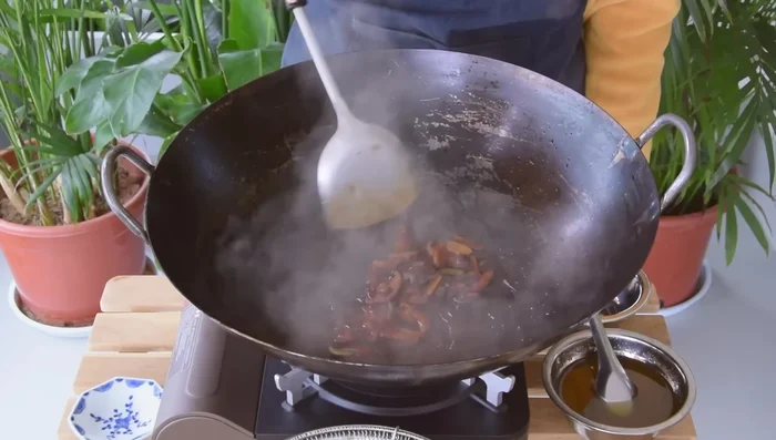 Add beef and green parts of scallions. Drizzle with beef frying oil. (274.56)