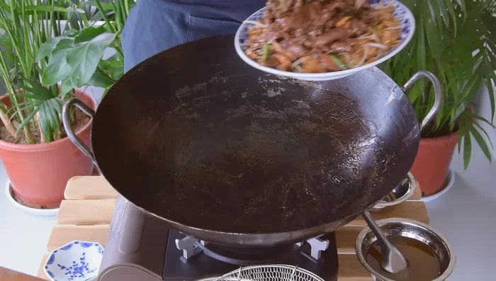 Serve oyster sauce over lettuce, noodles, or with fried rice noodles (as shown in the video). (285.72)
