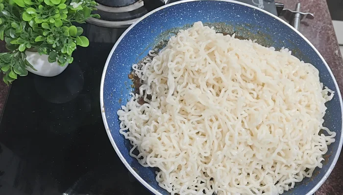 Add the boiled Maggi noodles and mix well.