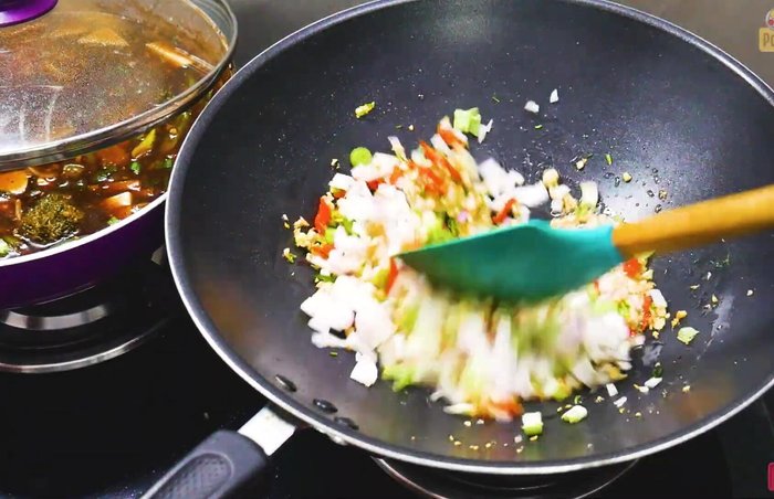 Add chopped spring onion and carrots, stir-fry for 2 minutes. (349.68)