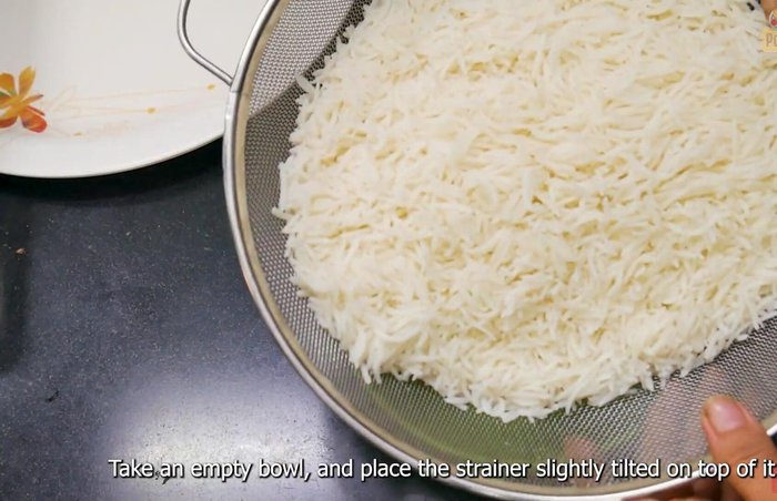 Drain the cooked rice and spread it out to cool under a fan for 5-10 minutes. (53.32)