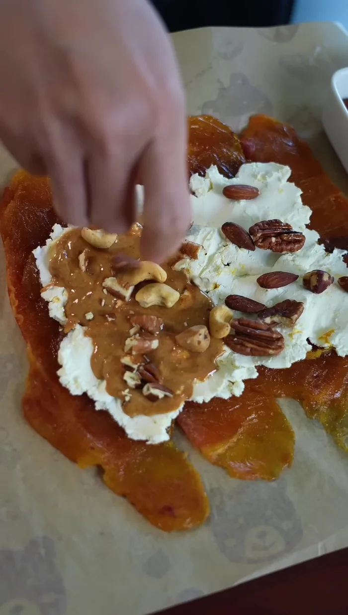 Roll up the persimmon tightly into a log shape.