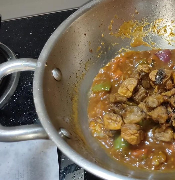 Add the fried mushrooms and mix well with the gravy.