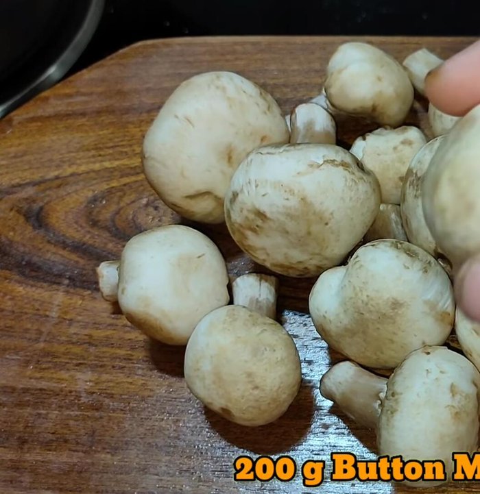 Wash mushrooms thoroughly 2-3 times to remove impurities.