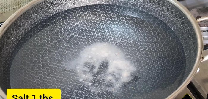 Boil water in a pan with 1 tablespoon of salt and 2 tablespoons of oil. Add 1 packet of spaghetti and cook, covered, on high flame for 7-8 minutes until soft.