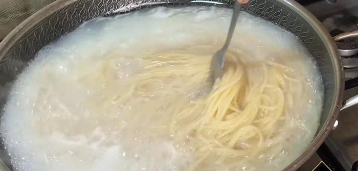 Rinse the cooked spaghetti with cold water and set aside.