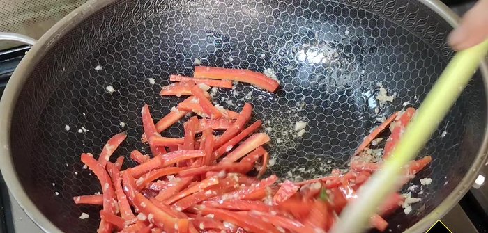 Add 1 cup of chopped capsicum and cook on high flame for a few minutes. Add 1 teaspoon of black pepper and salt. Mix well.