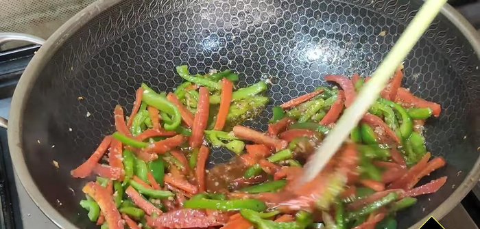 Add 1 teaspoon of ketchup, 1 tablespoon of chilli sauce, 1 tablespoon of soy sauce, and 1 tablespoon of vinegar. Mix well.