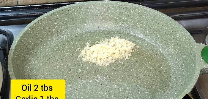In a pan, fry 2 tablespoons of oil and 1 tablespoon of chopped garlic until the rawness is gone. Do not let the color change.