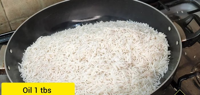In a pan, add 1 tablespoon of oil to 750 grams of boiled rice. Add 1 tablespoon of soy sauce and 1 tablespoon of black pepper. Mix well, sprinkle water, cover, and cook on low flame for a few minutes until soft.