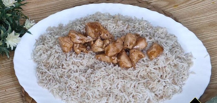 Layer the rice, fried chicken, and sauces in a dish. Top with the prepared sauce.