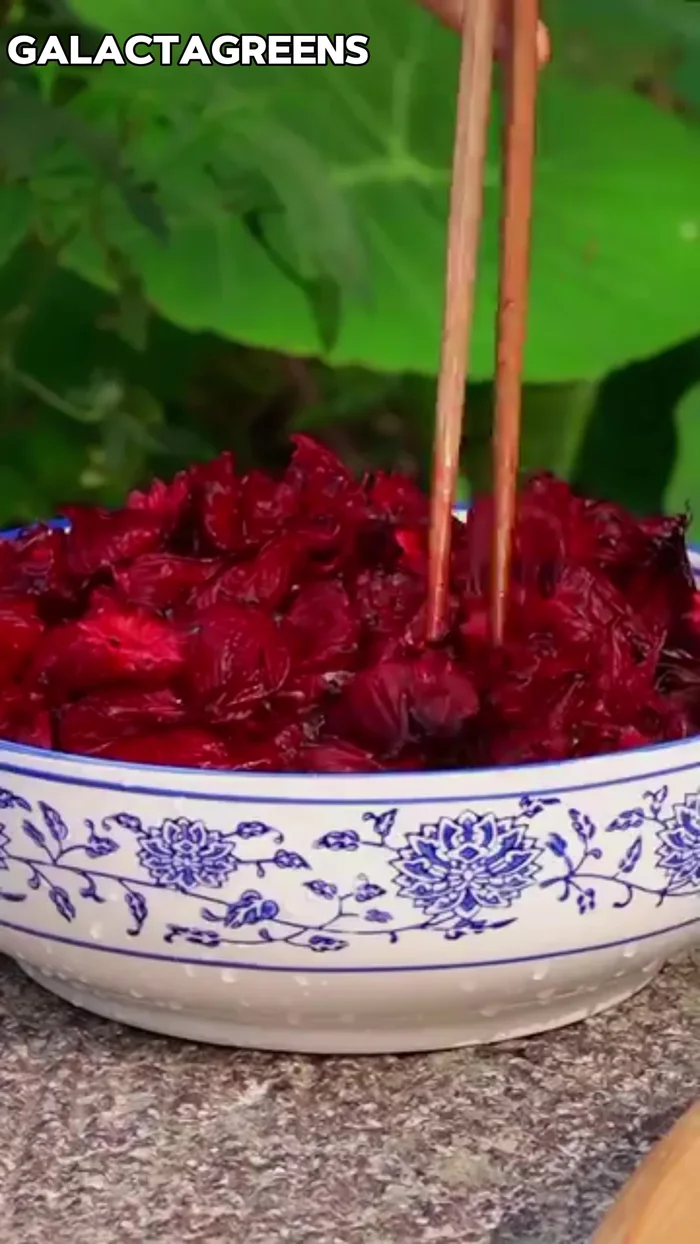 Spread the roselle on a mat and dry again to about 80%.