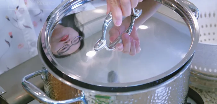 Blanch the pork belly in boiling water to remove impurities. Remove and drain completely.