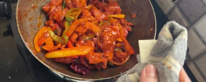 Garnish with extra capsicum (optional) and white sesame seeds.