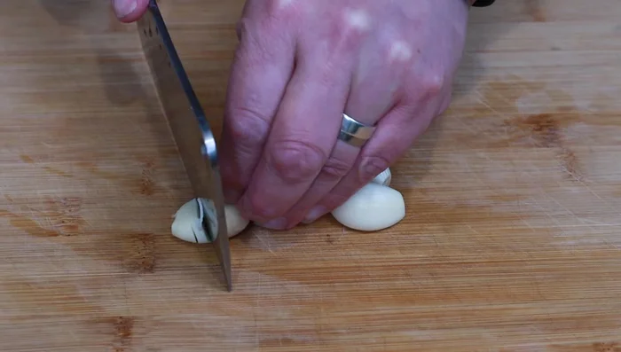 Finely chop the garlic and ginger. Soak them in water before stir-frying to prevent burning.