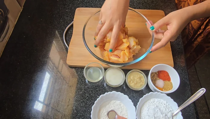 Marinate chicken: Combine marinated chicken with lemon juice, ginger paste, garlic paste, turmeric powder, cumin powder, coriander powder, chili powder, salt, black pepper, cornflour, flour, and beaten eggs. Mix well and marinate for 30 minutes.