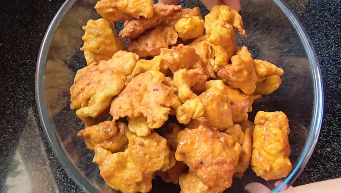 Make chili chicken gravy: Heat oil, sauté garlic and ginger until lightly browned. Add onions, capsicums, and chilies. Fry until slightly browned.