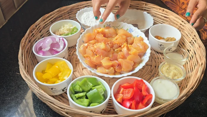 Prepare the chicken: Cut chicken into small pieces, wash, season with salt and turmeric. (Optional: Larger pieces are fine, but smaller ones cook faster)
