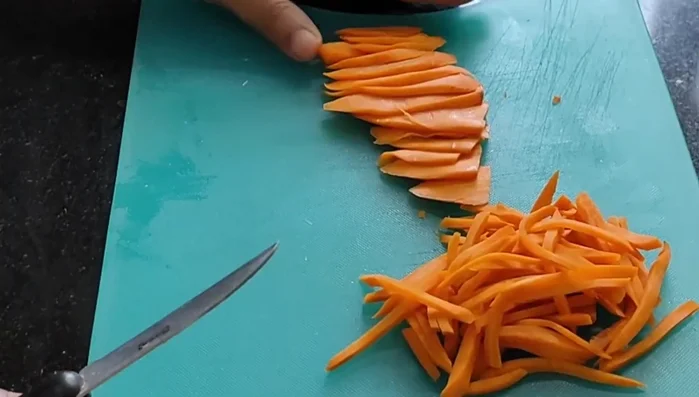 Cut vegetables (bell peppers, capsicum, carrots, onion, cabbage, ginger, garlic) into thin, long slices. Finely chop ginger and garlic.