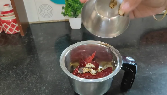 Blend soaked chilies and roasted garlic with some water into a smooth paste.