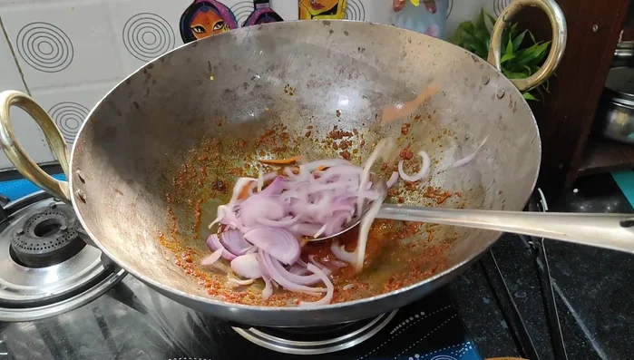 Add the prepared vegetables to the chili paste, mix well with the sauce, and cook on high heat for 1-1.5 minutes until slightly crunchy. Season with salt and black pepper powder.