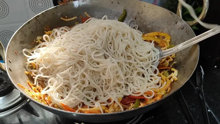Add the boiled noodles to the pan and mix everything well. Cook on high heat for 1.5-2 minutes, stirring continuously.
