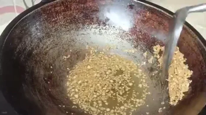 Separate the garlic from the onion oil.