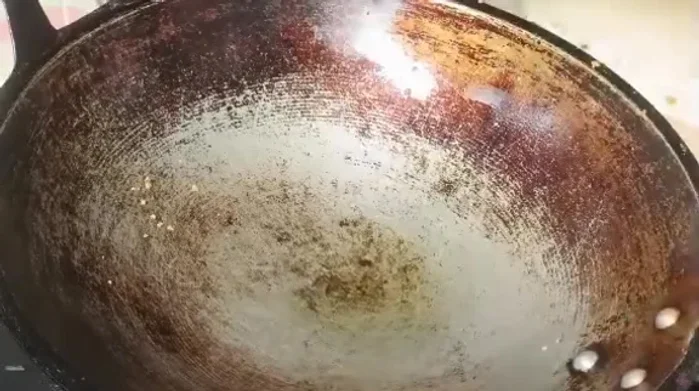 Make the filling: heat onion oil, sauté finely chopped garlic until fragrant.