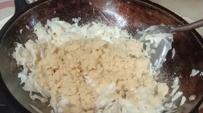 Add the ground ebi and stir.