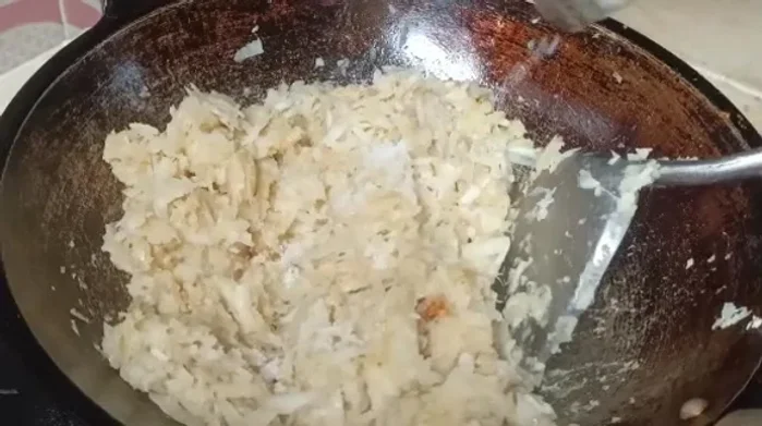 Season the filling with salt, flavoring, chicken stock powder, pepper powder.