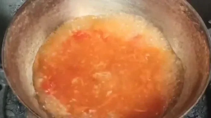 Thicken the chili sauce with cornstarch solution.